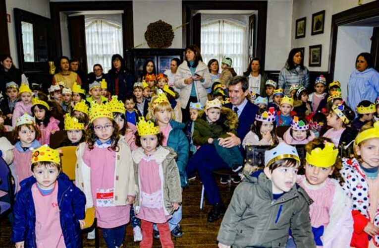 Crianças de Celorico de Basto cantaram os reis na Câmara Municipal